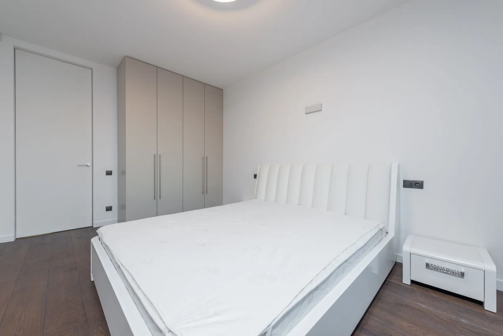 armazón de cama con colchón