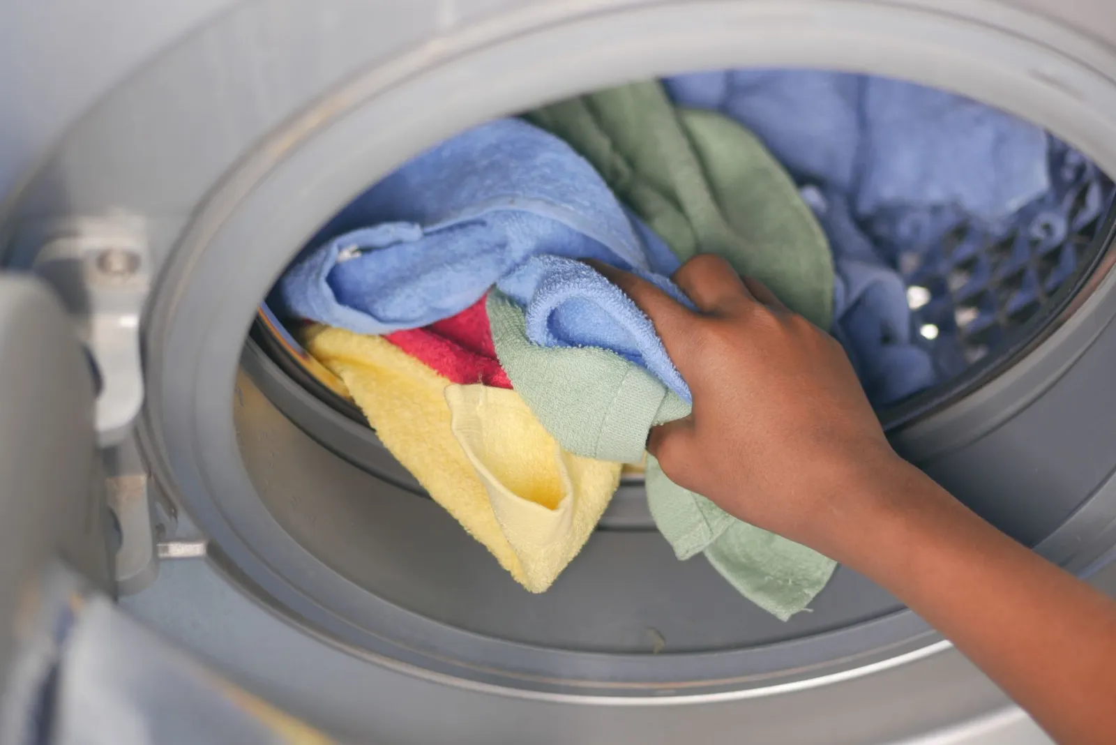 Técnicas esenciales para limpiar ropa: cómo elegir